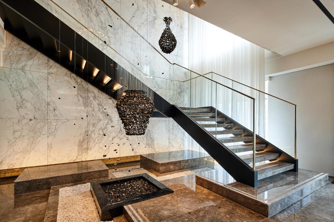 Lotte Hotel Seoul Executive Tower Екстер'єр фото The staircase