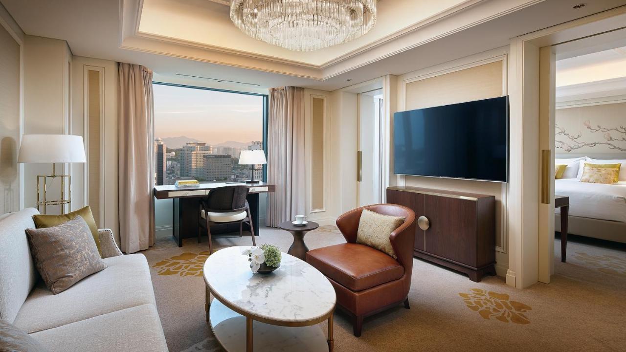 Lotte Hotel Seoul Executive Tower Екстер'єр фото A living room in a suite at The Ritz-Carlton, Osaka