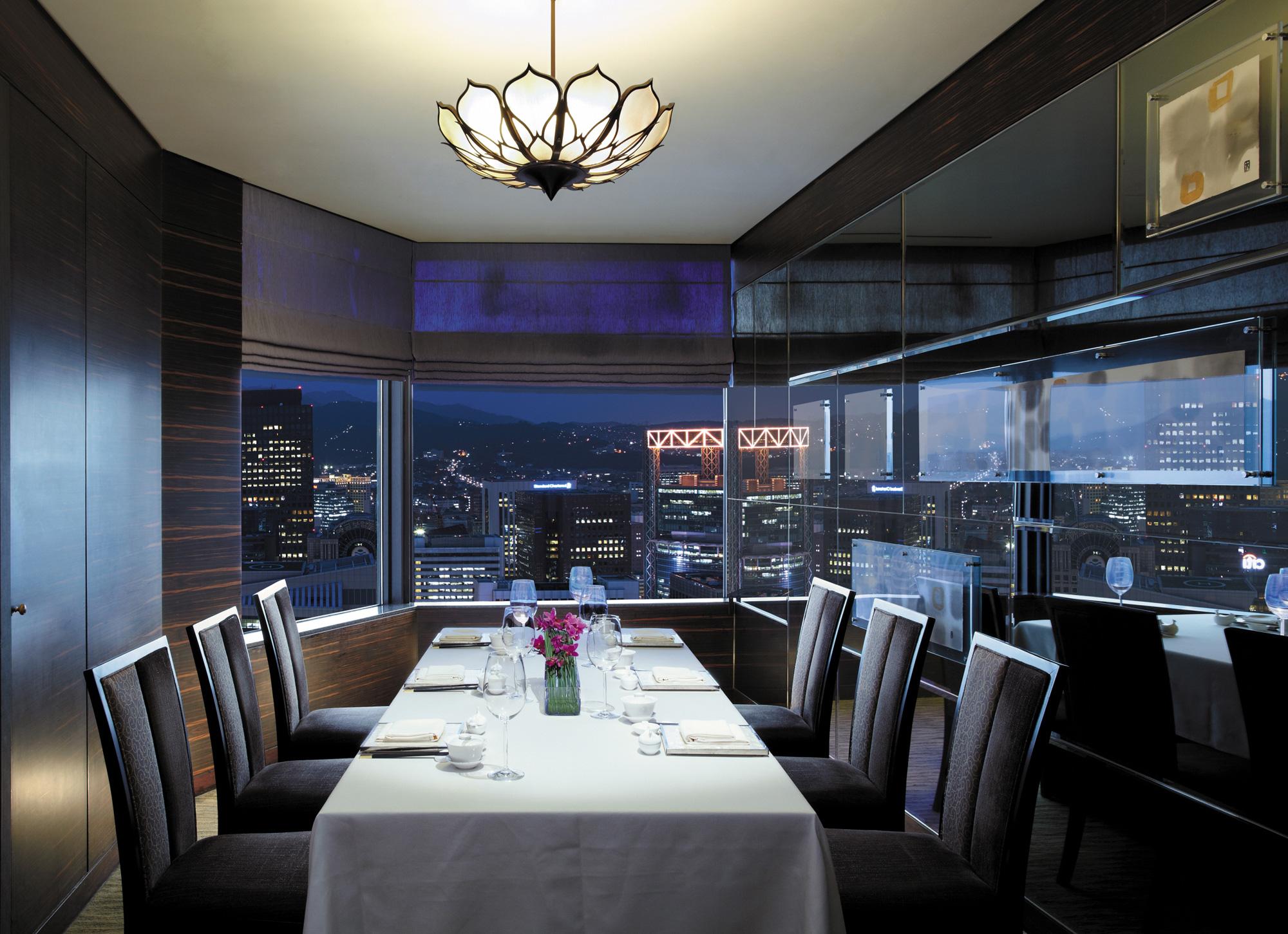 Lotte Hotel Seoul Executive Tower Екстер'єр фото The dining room at the 39th floor