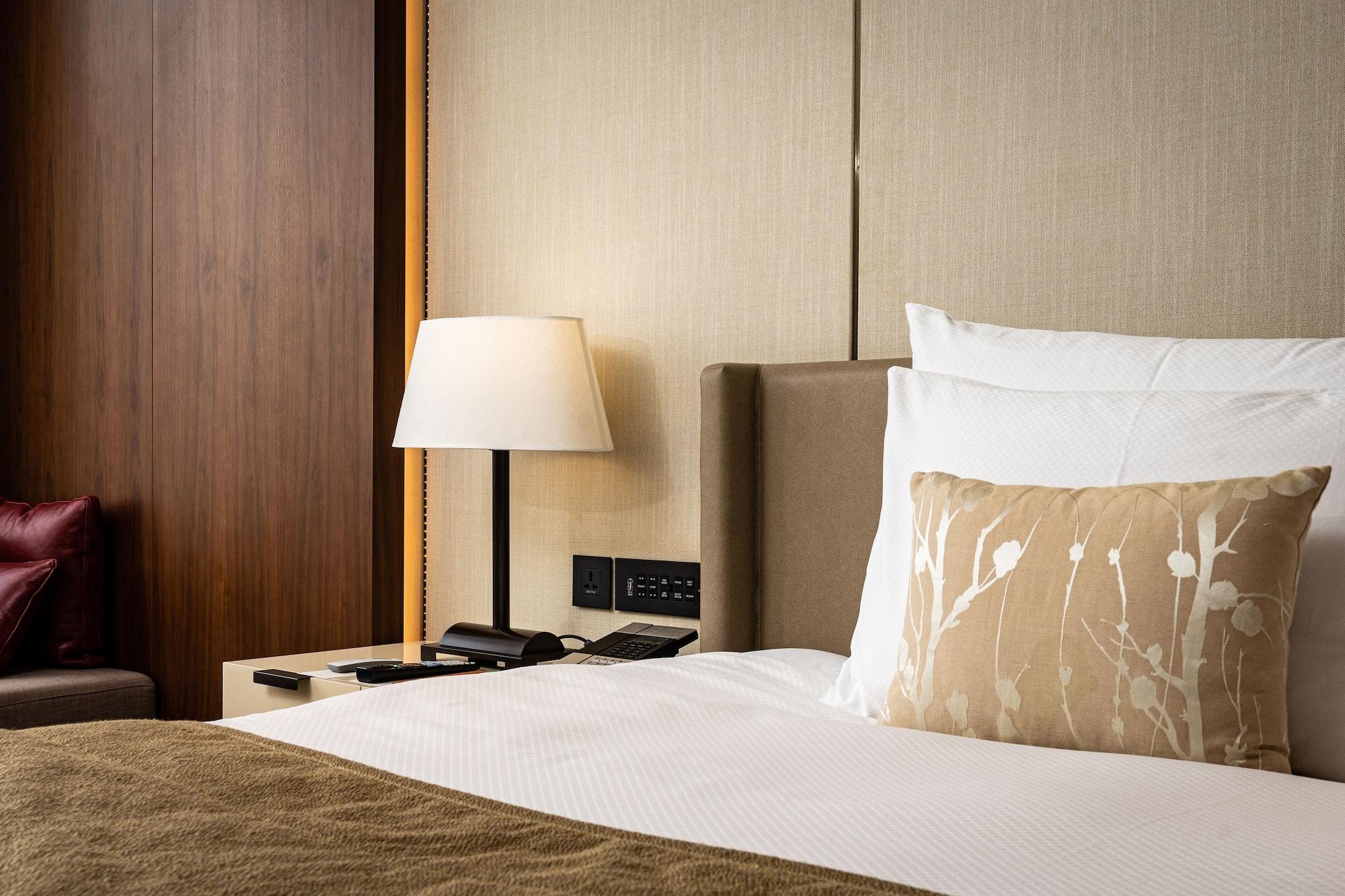Lotte Hotel Seoul Executive Tower Екстер'єр фото A bed with a nightstand