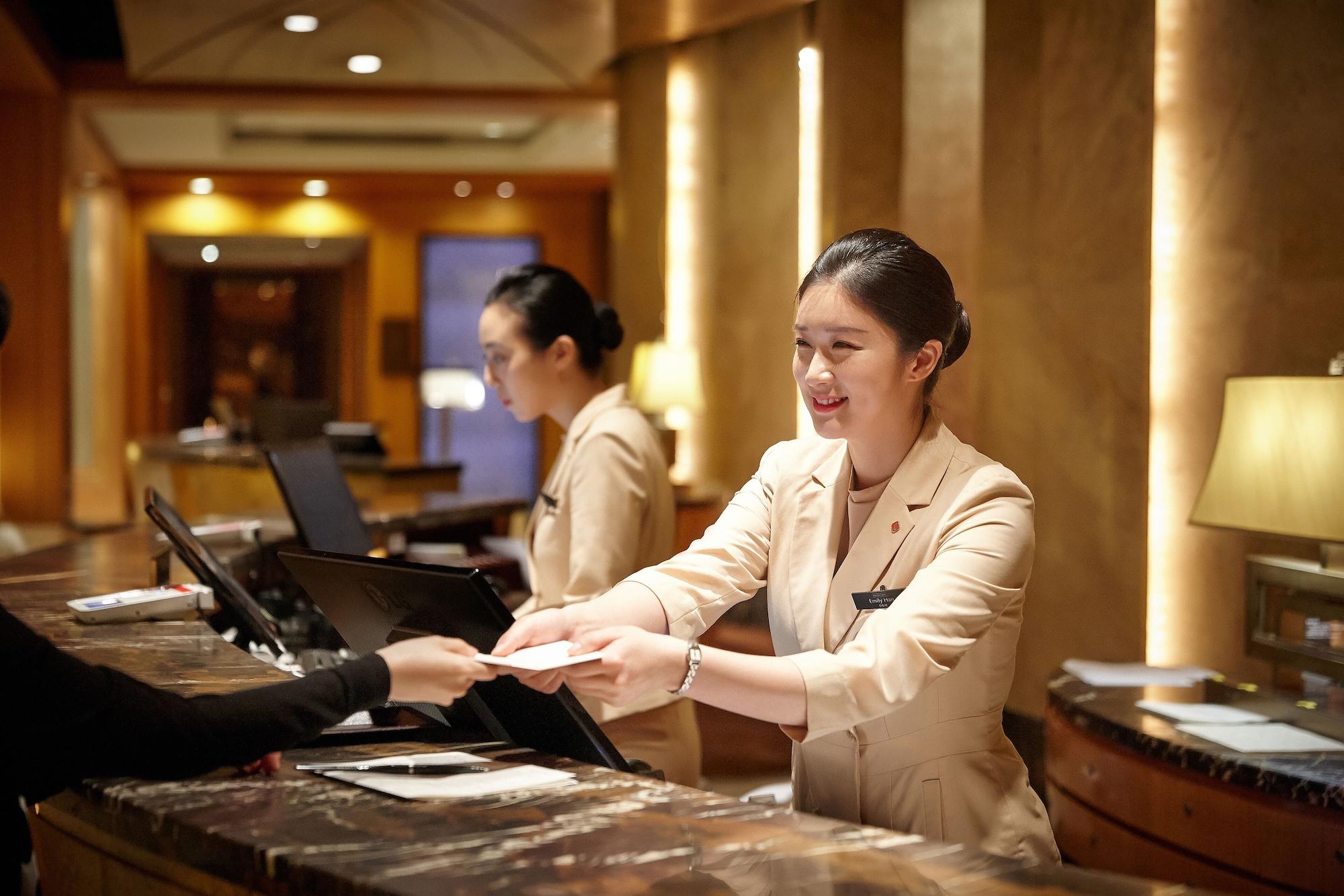 Lotte Hotel Seoul Executive Tower Екстер'єр фото A hotel receptionist