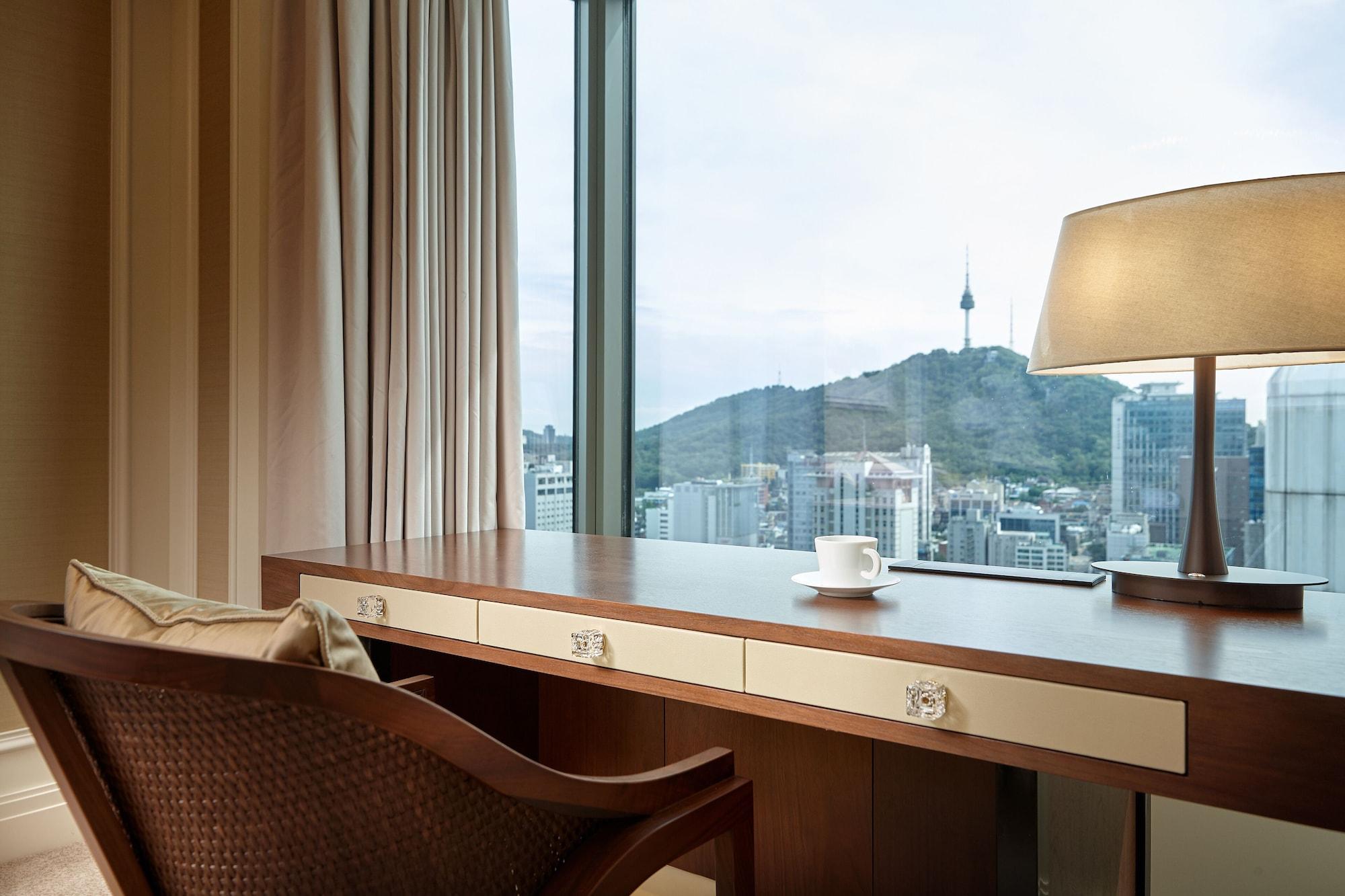 Lotte Hotel Seoul Executive Tower Екстер'єр фото A view of N Seoul Tower from the hotel