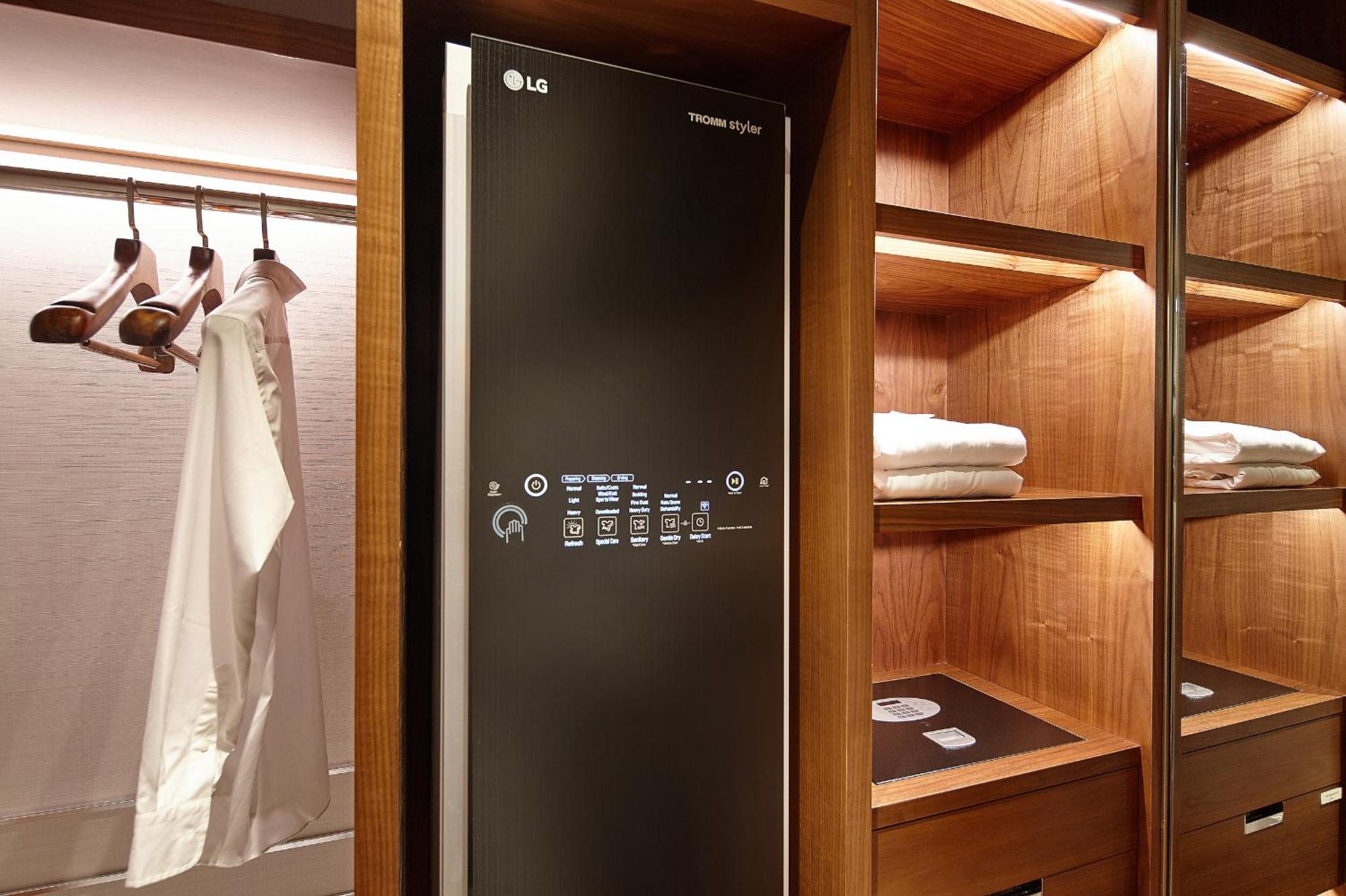 Lotte Hotel Seoul Executive Tower Екстер'єр фото LG Signature refrigerator